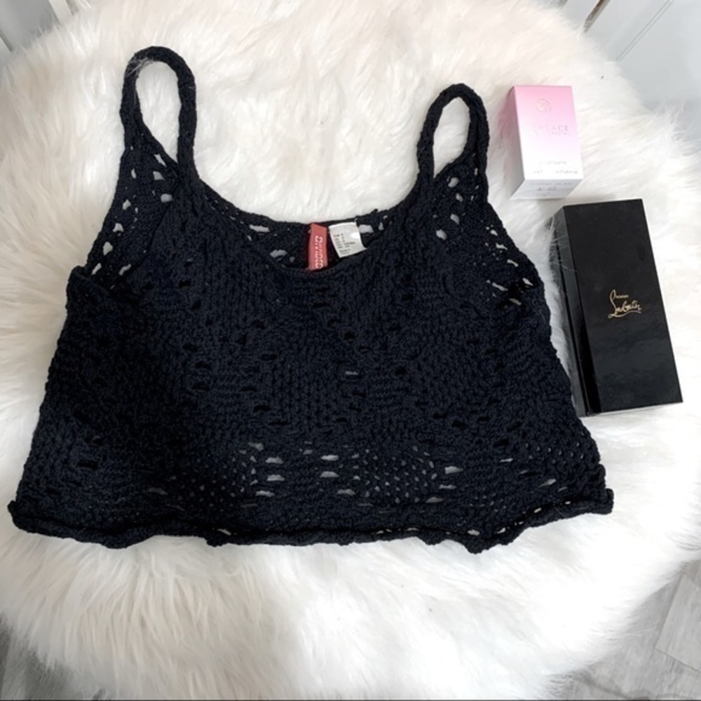 Black knit crop top
